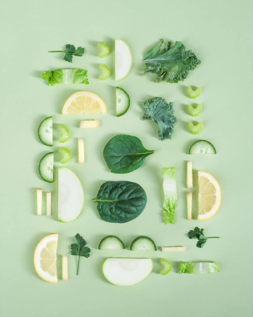 Vegan daten 2 Een man en een vrouw met een hoog EQ omhelzen elkaar buiten, de ogen gesloten, terwijl de man zachtjes haar voorhoofd kust in een gebaar van troost en genegenheid. Beiden dragen blauw en zien er kalm en vredig uit tegen een achtergrond van groen.