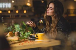 Vegan daten - vrouw in restaurant