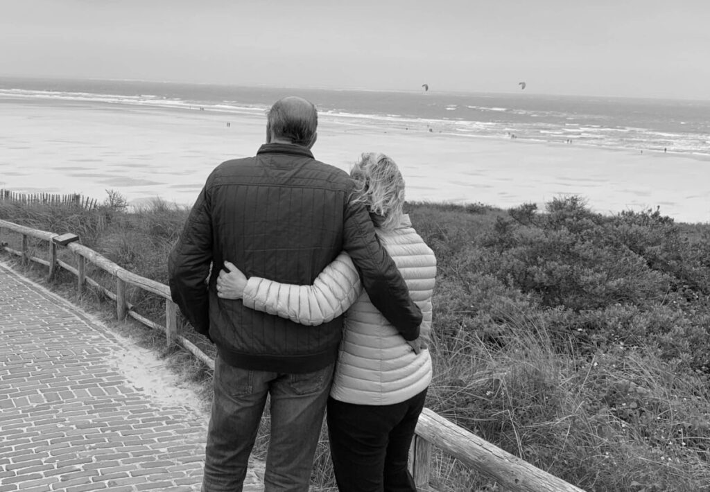 Christine & Anton ervaring PartnerSelect - arm in arm op het strand