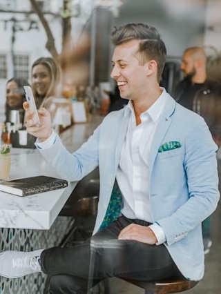 De 15 beste openingszinnen bij online daten 1 Man met telefoon 1