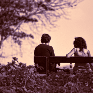 man vrouw park bankje