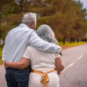 Helpt een wensenlijst je aan liefde, of houdt het je single? 2 Wensenlijstje - ouder stel arm in arm