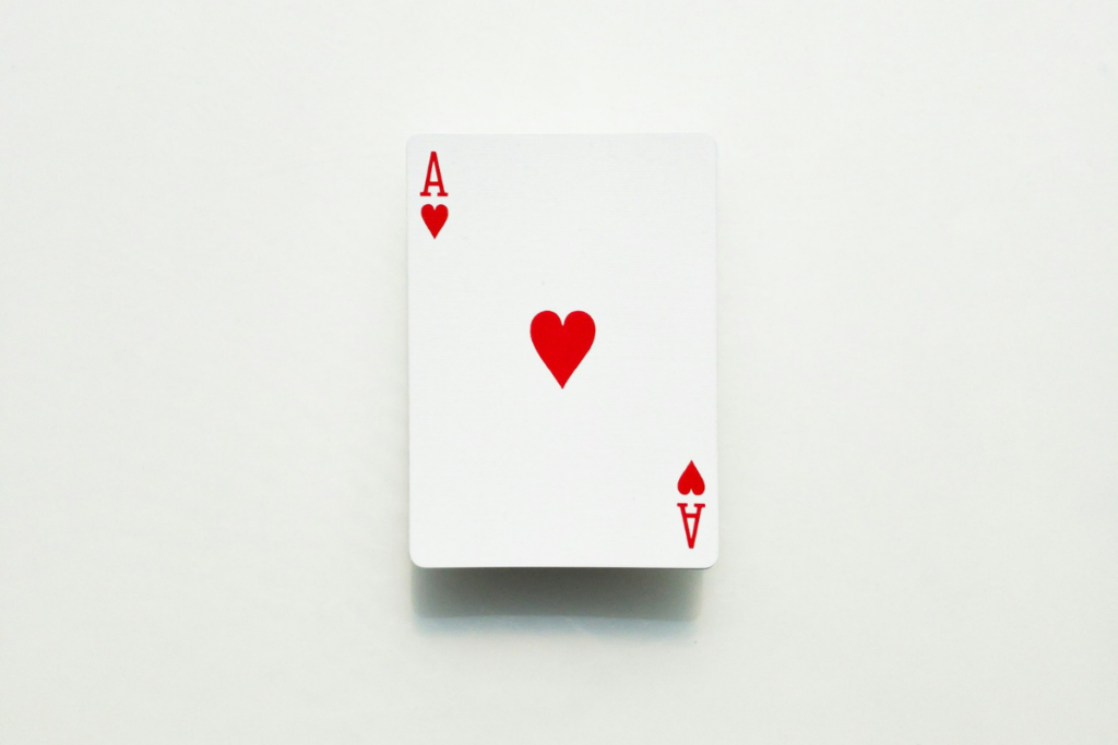 5 signalen dat je date een hoog EQ heeft (+ test jezelf) 1 Een enkele speelkaart, de harten aas, ligt open op een effen witte achtergrond en symboliseert EQ en emotioneel inzicht.