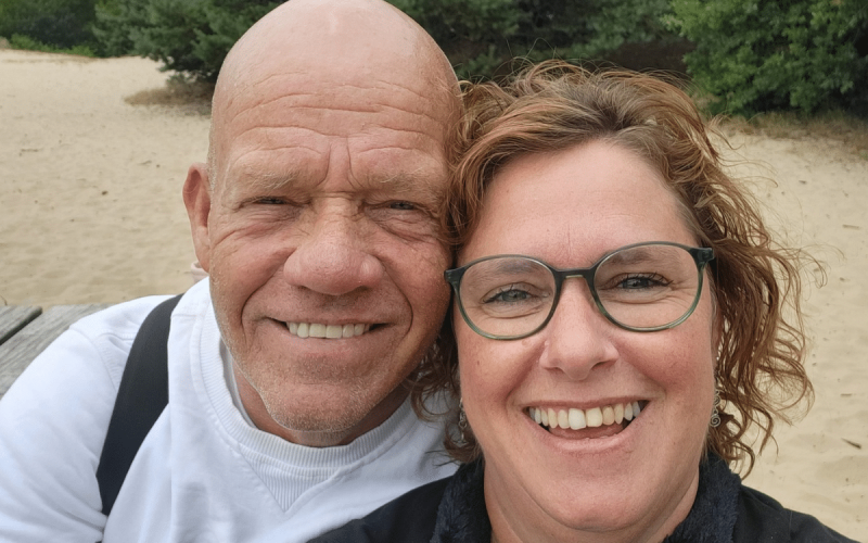 Succesverhaal PartnerSelect Arnoud & Karina - man vrouw samen bos