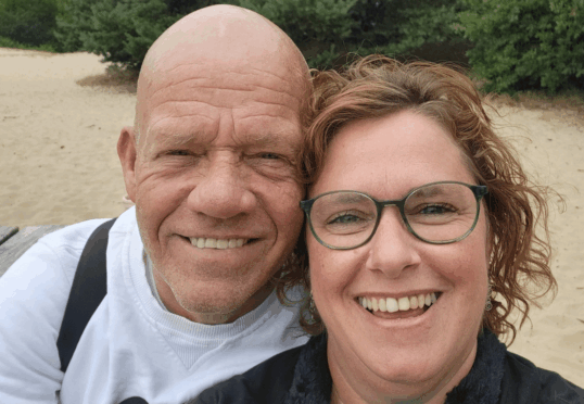 Succesverhaal PartnerSelect Arnoud & Karina - man vrouw samen bos