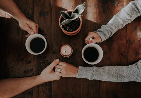 Handen vasthouden koffie
