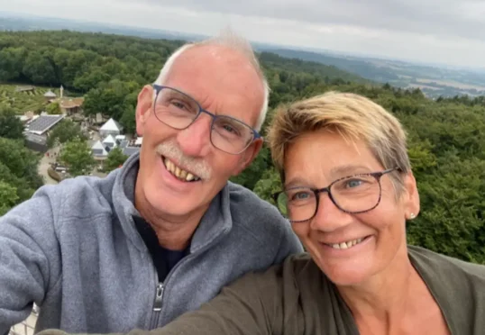 Succesverhaal Bertha & Dirk - portretfoto lachende man en vrouw