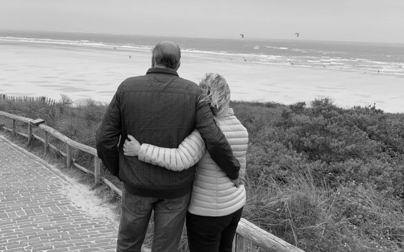 Christine & Anton ervaring PartnerSelect - arm in arm op het strand
