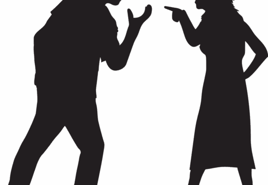 Silhouet van een man en een vrouw die ruzie maken. De man gebaart met zijn hand, terwijl de vrouw met een vinger naar hem wijst. Beide figuren staan tegenover elkaar, wat duidt op onopgeloste spanningen die zelfs de beste matchmaking-inspanningen moeilijk op te lossen zijn.