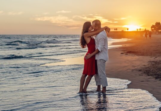 Vakantieliefde koppel strand